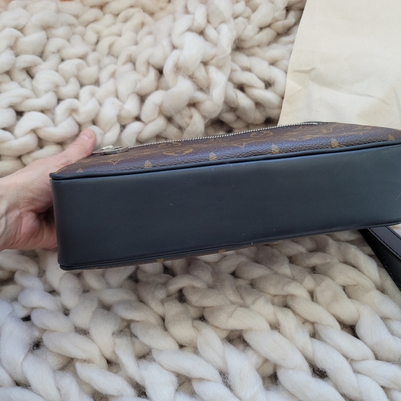 Louis Vuitton Kasai pouch - Picture 6 of 7